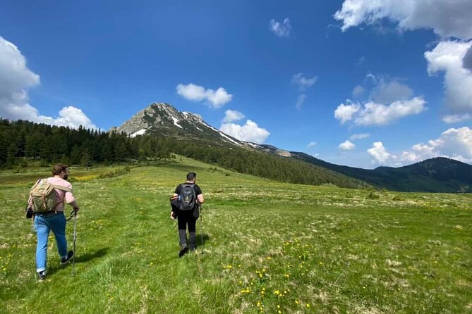 Hiking in Hajla Peak 2403m - What the top delivers: seeing many peaks and two countries at once